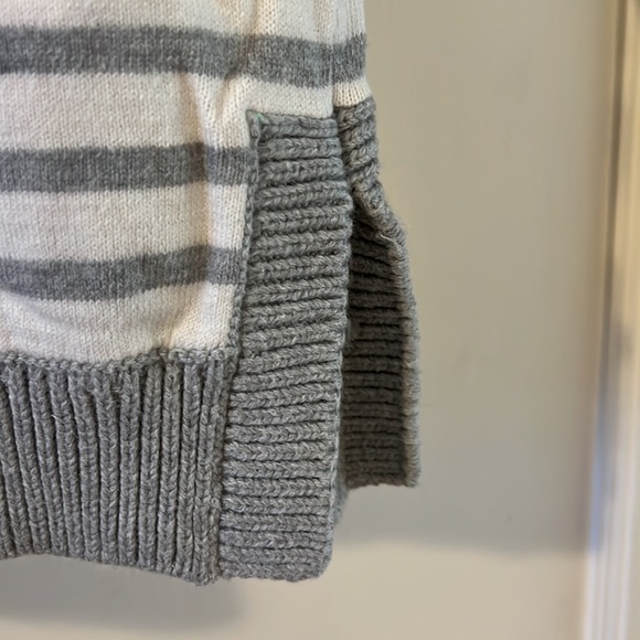 Gray and white striped Old Navy sweater - Picture 4 of 6